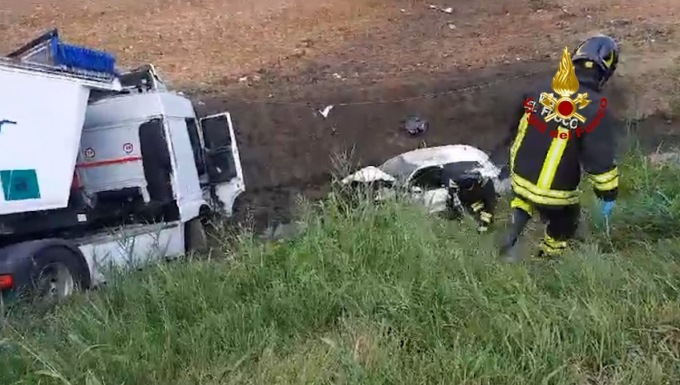 Stanghella, video e foto del pauroso incidente tra camion e auto sull’Adriatica: tre feriti e strada chiusa