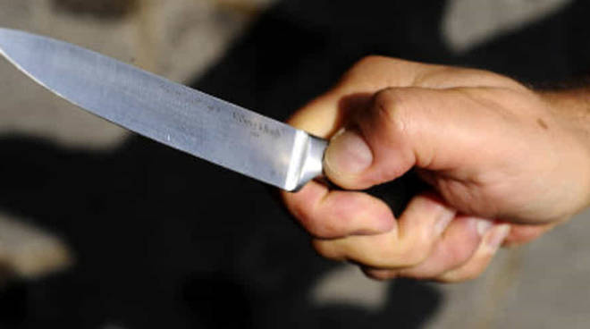 39enne entra in camera da letto e accoltella la moglie