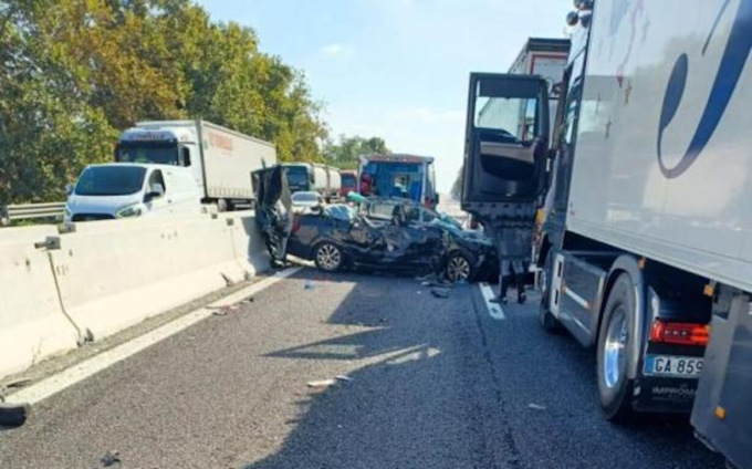Tragedia in autostrada a Ferrara: l’auto si schianta contro un tir, morte mamma e figlia di 5 anni di Abano