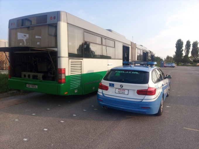 Un autobus carico di studenti ha preso fuoco a Piove di Sacco, forse un guasto al motore