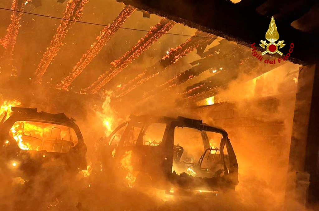 Incendio a Piove di Sacco coinvolge tre auto e un'abitazione, un intossicato