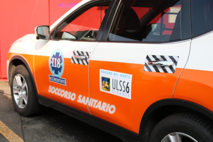 Perde il controllo dello scooter in curva e si schianta contro un palo, morto 56enne a Pernumia