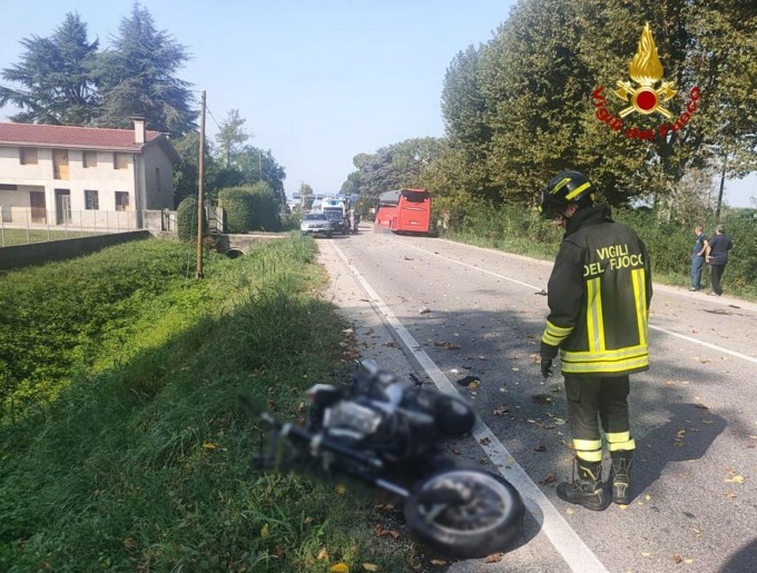 Scontro tra moto e autobus, morto centauro a Campo San Martino