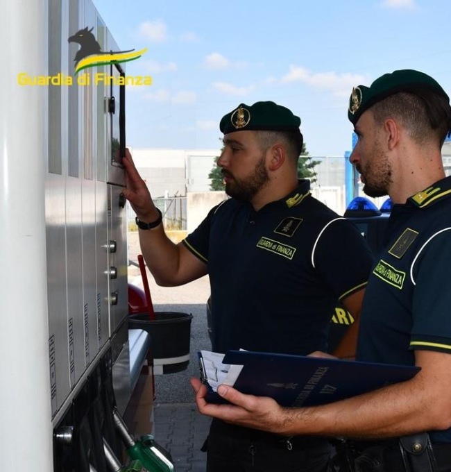 Controlli sui prezzi del carburante a Padova e provincia, beccati 9 benzinai “furbetti”