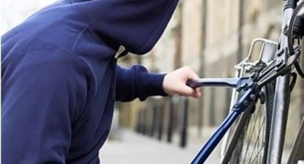 Carabiniere fuori servizio sventa il furto di una bicicletta a Padova ma viene aggredito