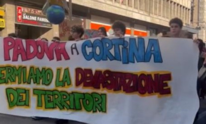 Fridays for Future in piazza anche a Padova per contestare il Governo Meloni: “Resistenza climatica”