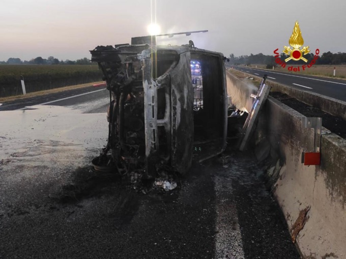 Furgone si ribalta sull’A13 all’altezza di Monselice, le immagini