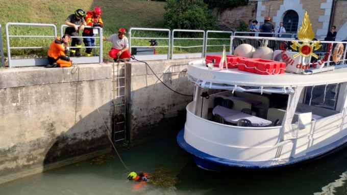 Canale Piovego, video e foto della motonave con l’elica inceppata nel tronco. Soccorsi i passeggeri