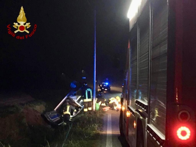 Vigodarzere, auto fuori strada si schianta contro un palo della luce e poi finisce nel fosso