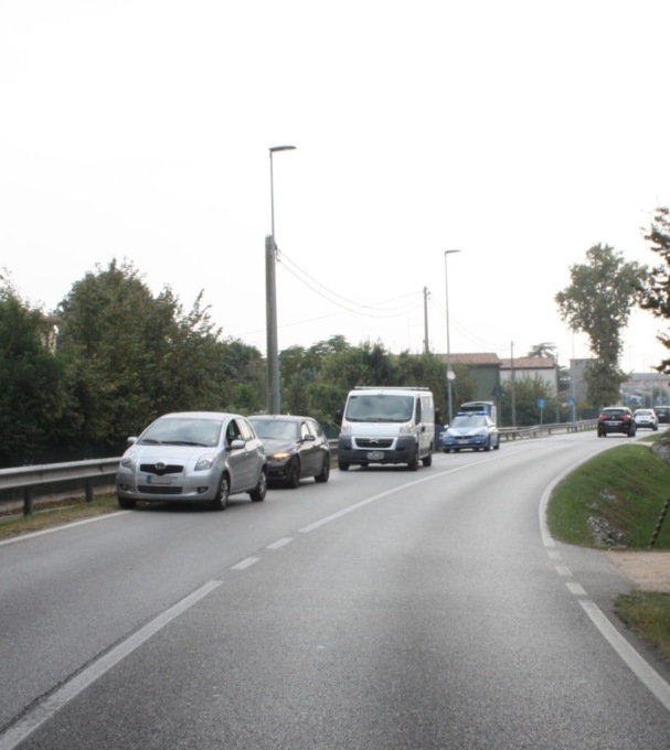 Provoca l’incidente con l’autocarro a Piove di Sacco e scappa: patente sospesa a un 24enne