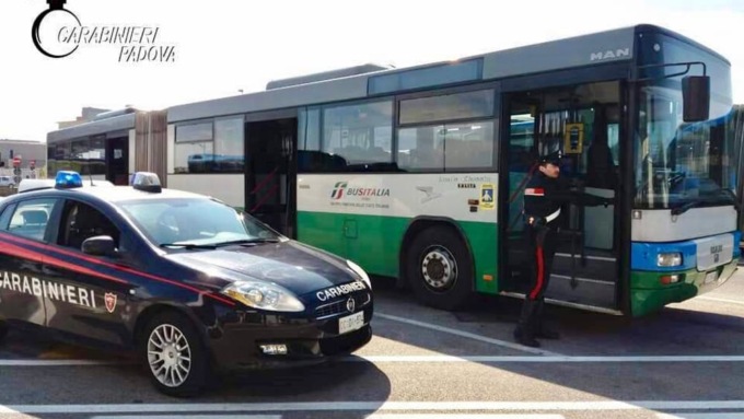 Sale sull’autobus e senza motivo tira un pugno in faccia a una passeggera mandandola al Pronto soccorso