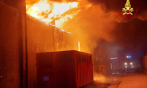 Maserà, il video del devastante incendio di un deposito di articoli vari