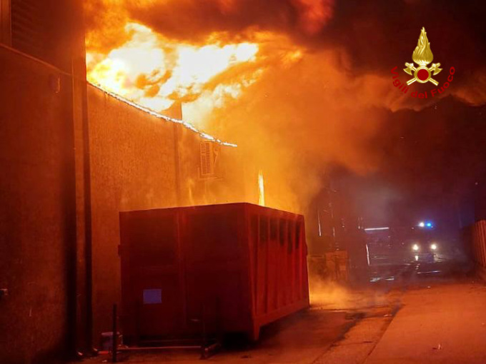 Maserà, il video del devastante incendio di un deposito di articoli vari