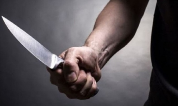 Impugna un coltello e minaccia di morte la moglie, lei riesce a scappare e nascondersi dai vicini