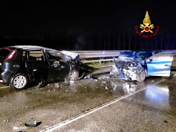 Tremendo frontale tra due auto a Camposampiero, feriti entrambi i conducenti