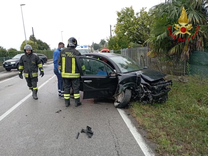 Auto finisce fuori strada a Piove di Sacco, l’aumobilista era incastrata tra le lamiere