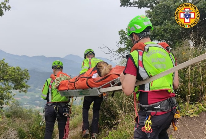 Scivola sul sentiero della Carabiniera e si infortuna al piede: soccorsa 69enne