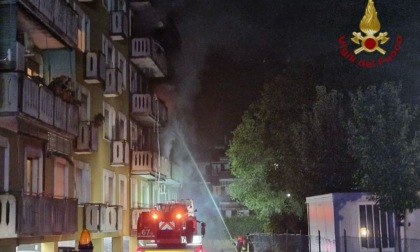 Incendio avvolge intera palazzina, 24 condomini intossicati: uno si è salvato saltando dalla finestra