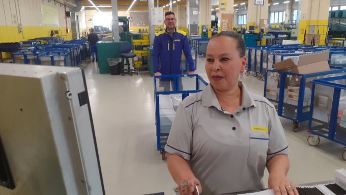 Poste italiane, nuove divise per gli addetti allo smistamento del centro di Padova