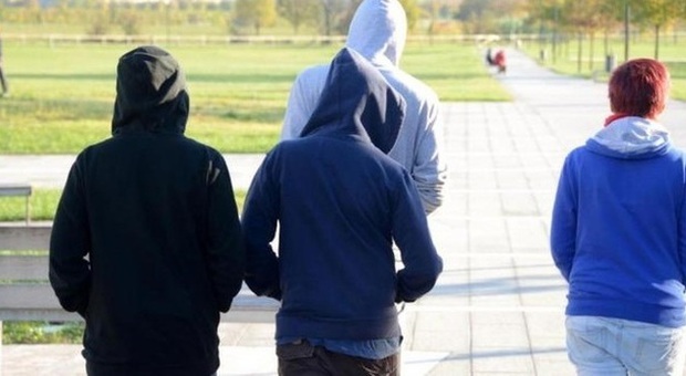 Baby gang aggredisce e tenta di rapinare un 13enne