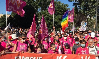 Sit in delle famiglie arcobaleno fuori del Tribunale a Padova, in ballo la legittimità degli atti di nascita di 37 bambini 