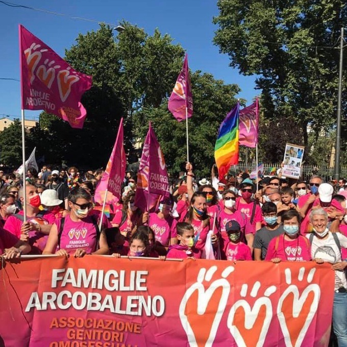 Sit in delle famiglie arcobaleno fuori del Tribunale a Padova, in ballo la legittimità degli atti di nascita di 37 bambini 