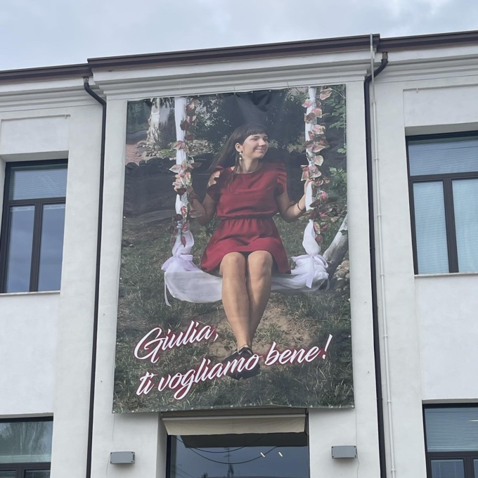 Saonara e Vigononovo rendono omaggio a Giulia con una gigantografia: ” Dobbiamo custodire il suo sorriso”