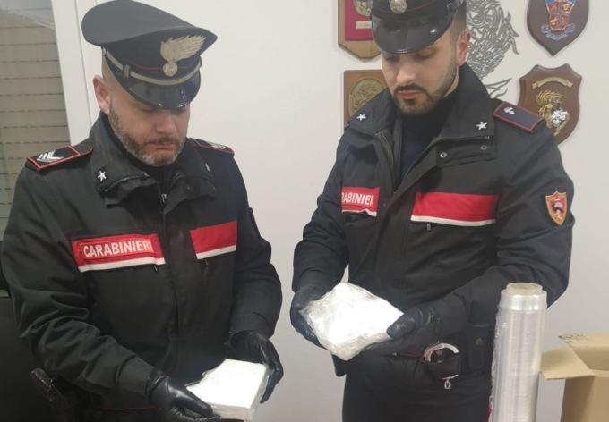 Clandestini albanesi spacciavano cocaina ad Abano Terme: nascondevano la droga in un vano segreto dell’auto