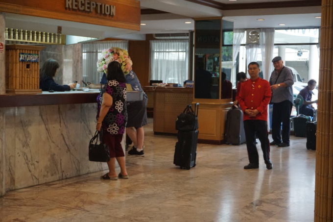 Badante russa truffa connazionali nel suo Paese e poi “se la spassa” in un hotel di Montegrotto