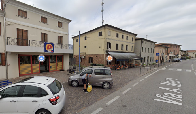 Fa un mix di alcol e farmaci, molesta un gruppo scout e poi se la prende con i Carabinieri