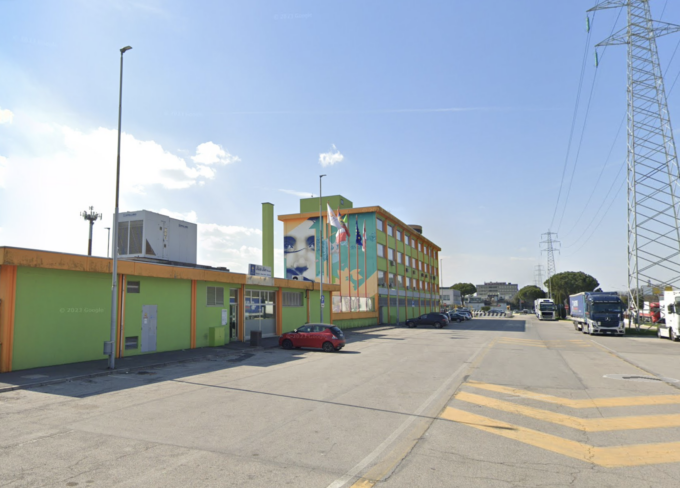 Operaio precipita dal tetto del Mercato Agroalimentare di Padova: è in gravi condizioni