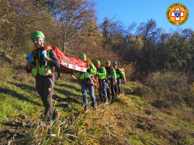 Scivola e si infortuna, 60enne lungo un sentiero a Montegrotto