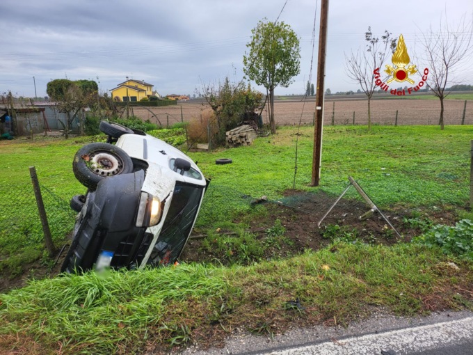 Scontro tra due auto a Correzzola, una finisce rovesciata fuori strada: un ferito