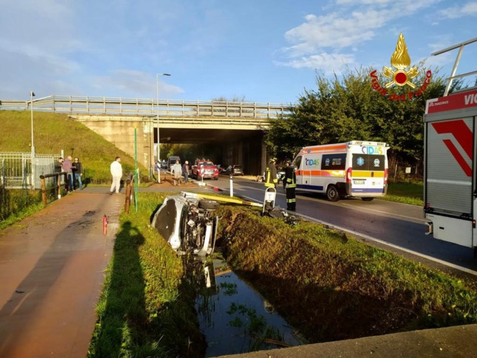 Frontale tra due auto, una si ribalta e finisce nel canale