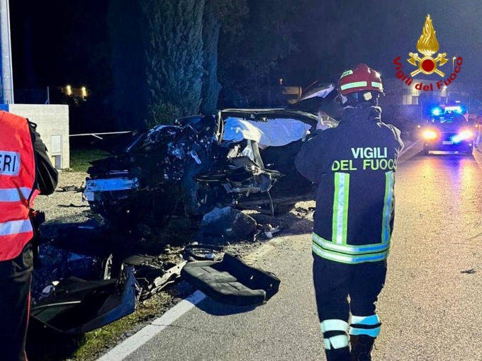 Perde il controllo dell’auto e si schianta contro un muretto, grave un 26enne