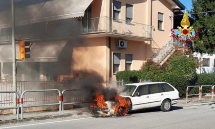 Automobile a gpl prende improvvisamente fuoco a Maserà, le immagini