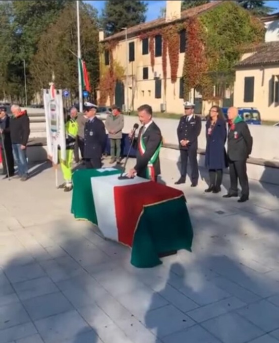 “Italiani vestiti da austriaci” e “retorica degli eroi”: infuria la polemica sul sindaco di Noventa Padovana dopo la festa del 4 novembre