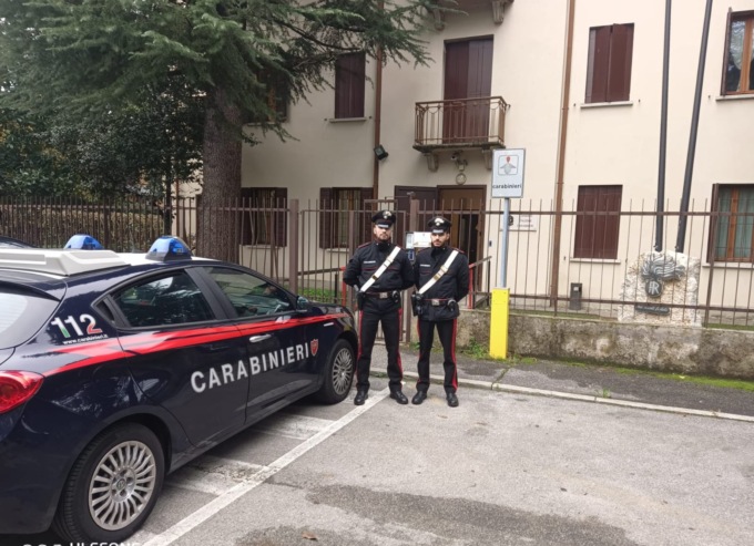 Invita l’amica a casa e poi la violenta