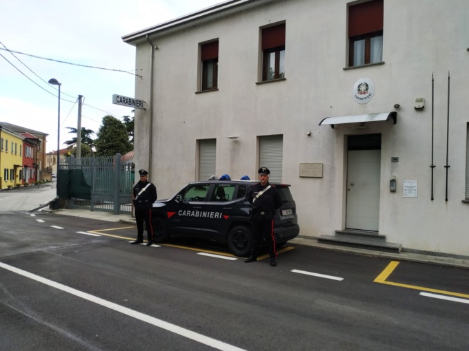 “Le carichiamo noi la frutta in auto”, ma è una trappola: i due napoletani erano ladri truffatori “mascherati” da fruttivendoli