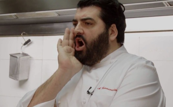 Noto ristorante di Arcella infestato dalle blatte: gli scarafaggi giravano indisturbati anche nel laboratorio di pasticceria