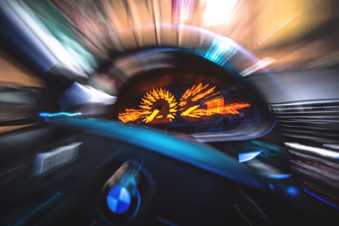 22enne “sballato” perde il controllo dell’auto e si schianta