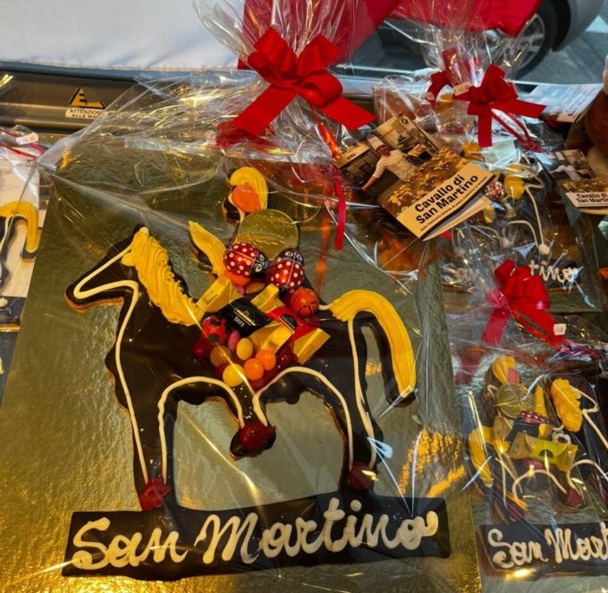 Tradizione a tavola, in tutte le pasticcerie arriva il delizioso  “cavallo di San Martino”