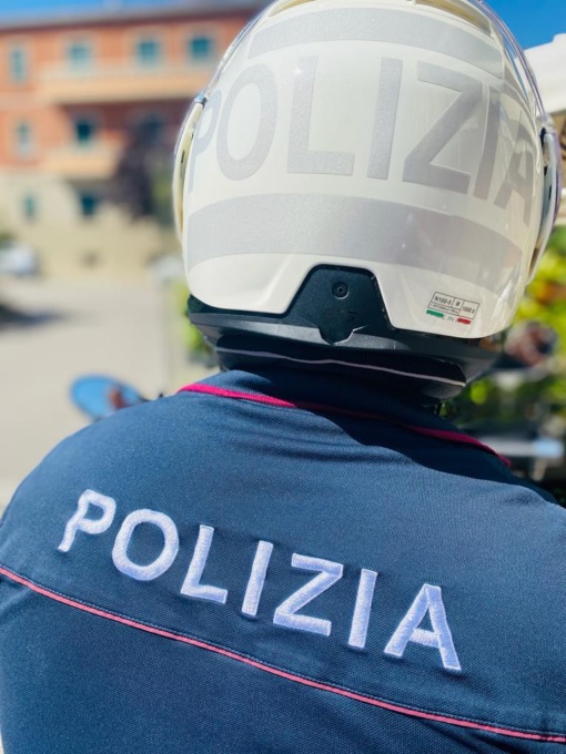 Sotto l’effetto di stupefacenti aveva aggredito i clienti di un locale e i poliziotti, nei guai una 18enne 