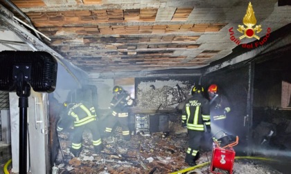 Tragedia sfiorata a Camposampiero: le fiamme hanno distrutto la cucina, due persone intossicate dal fumo