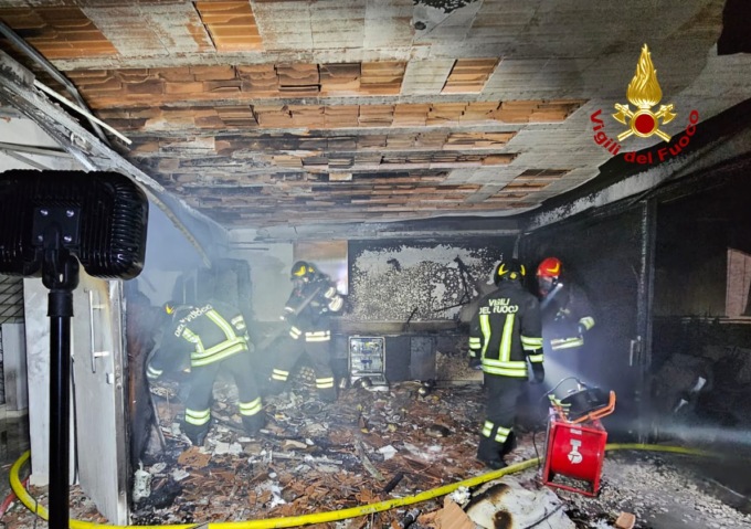 Tragedia sfiorata a Camposampiero: le fiamme hanno distrutto la cucina, due persone intossicate dal fumo