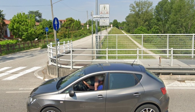 “Che ci fai in questo parcheggio?”, la risposta è vaga e dalle tasche spunta la lama da 32 centimetri