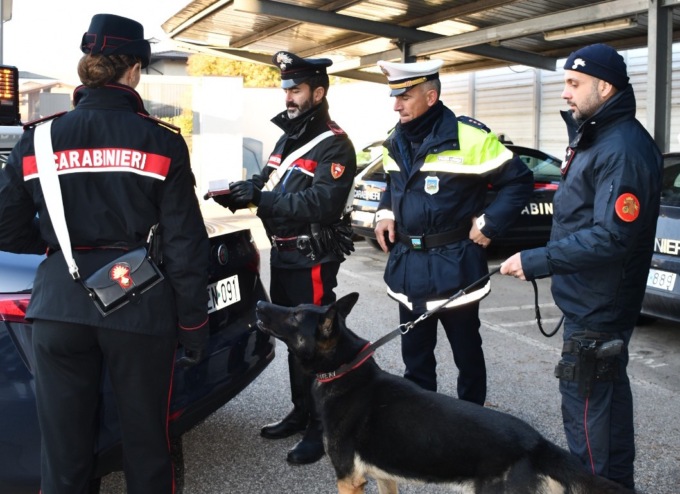 Studenti nascondono hashish e marijuana nell’autobus scolastico