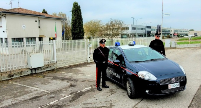 Fermati tre ventenni a spasso con mazze da baseball, coltelli e droga