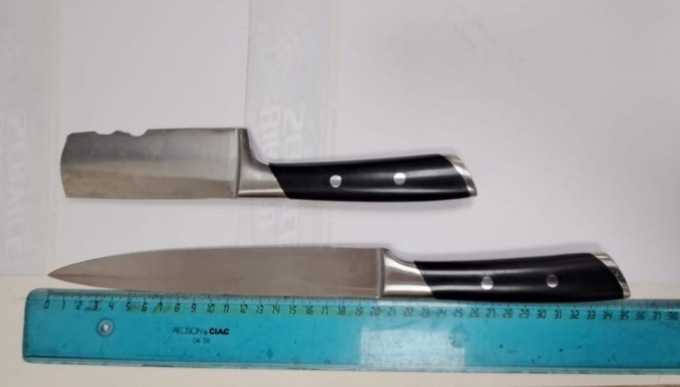 Scena da horror in via Flacco: un uomo con mannaia e coltello terrorizza i passanti