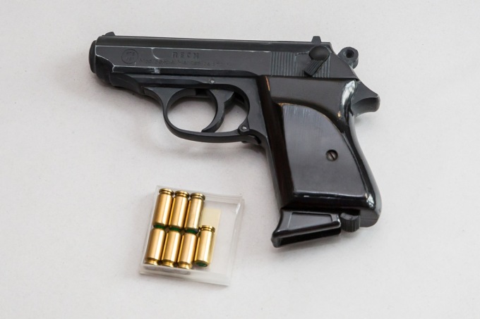 Ragazzino di Maserà beccato con una pistola a salve calibro 8 e un coltello di 22cm